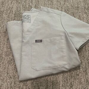 Figs scrub top in space gray